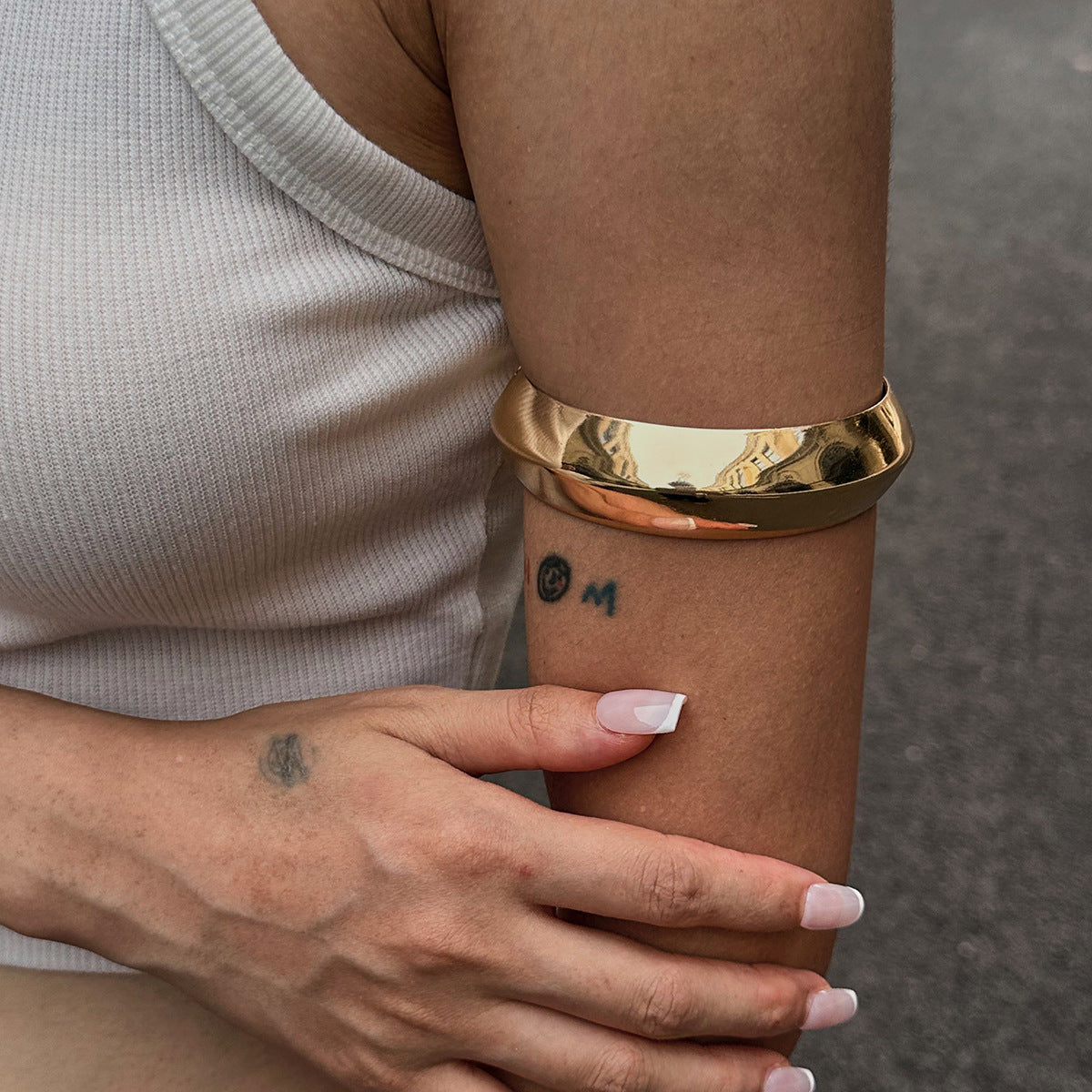 Bracciale rigido a fascia geometrica esagerata in metallo lucidato con finitura placcata