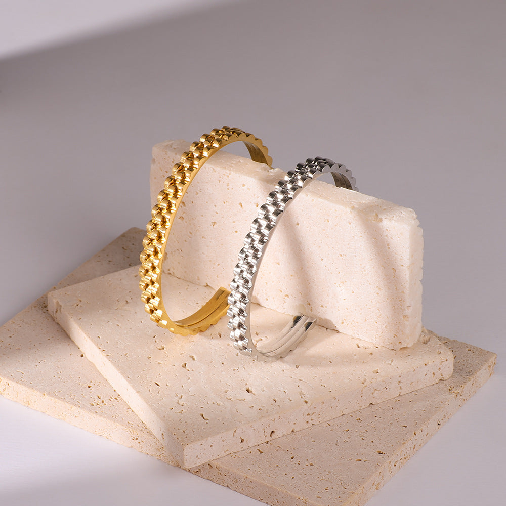 Minimalist Adjustable Stainless Steel Bracelet with 18K Gold Plating and Geometric Texture Band Design