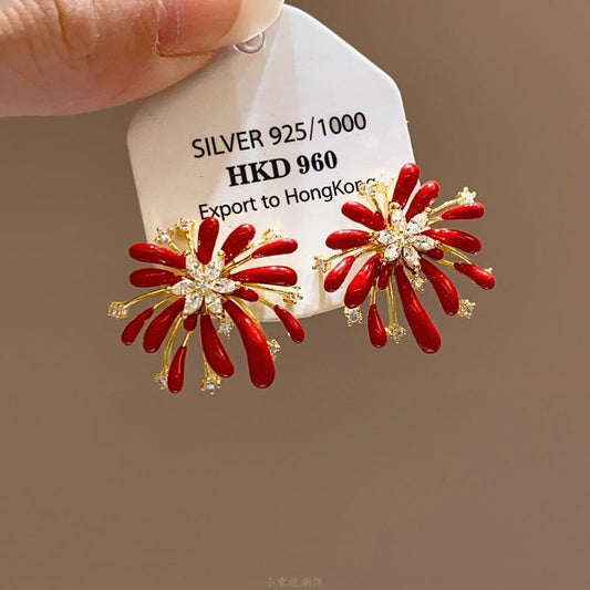 Pendientes de tuerca de aleación con forma de flor de lujo estilo retro de Hong Kong con acabado esmaltado y postes de acero inoxidable para mujer