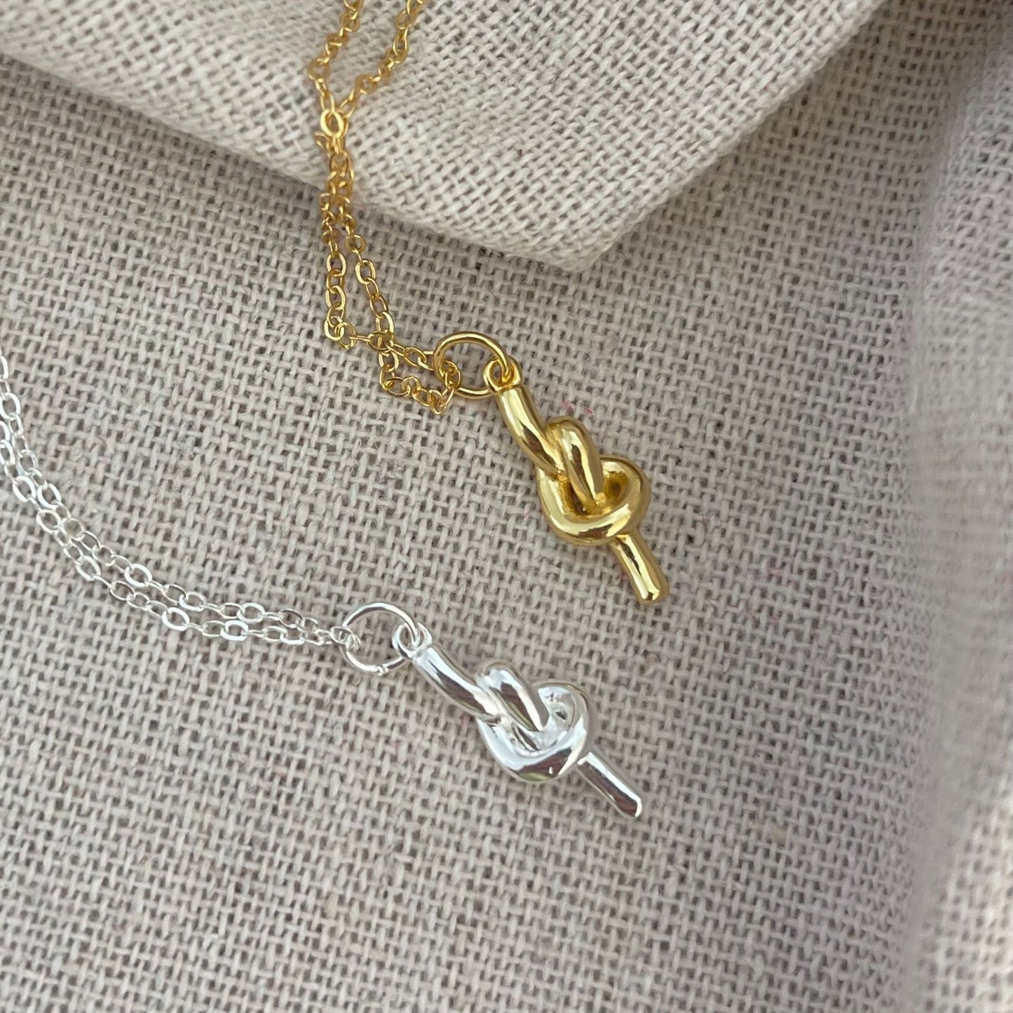Collar Minimalista Nudo Coreano en Plata de Ley 925 con Colgante Geométrico