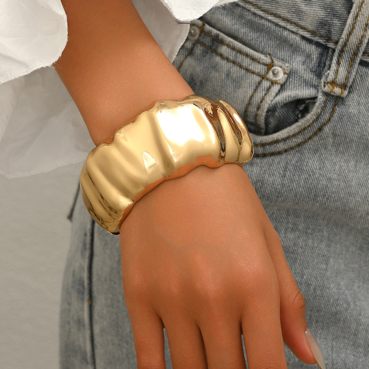 Pulsera de aleación de zinc con chapado en oro de 18 quilates, diseño geométrico arrugado, de lujo ligero para mujer