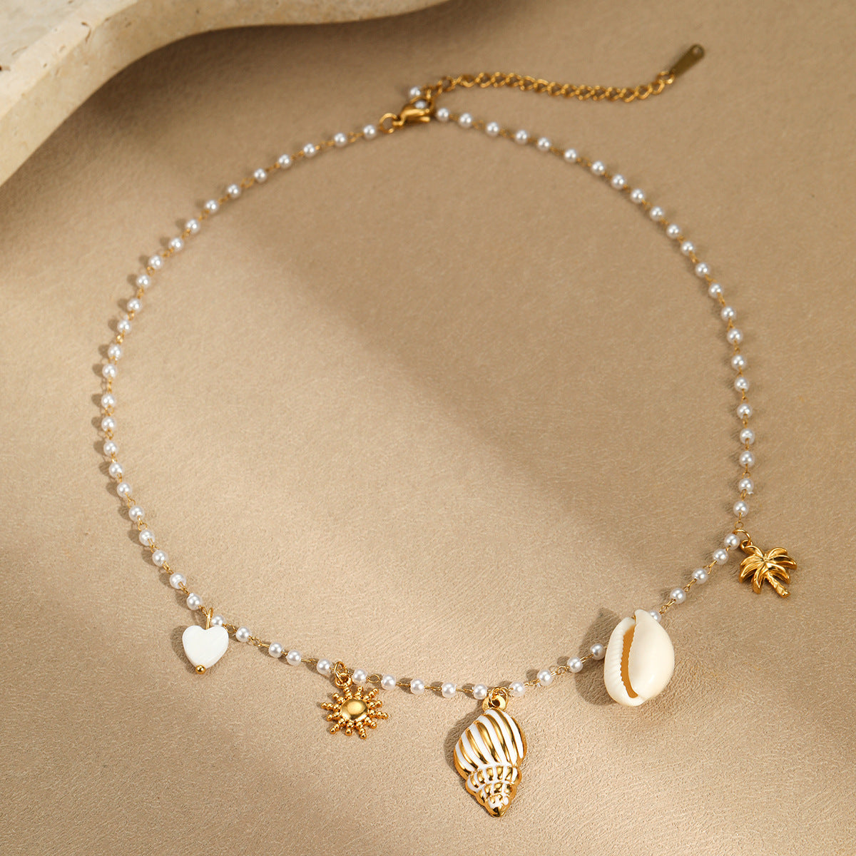 Elegante collar de acero inoxidable con colgante de concha de inspiración francesa, diseño oceánico y acabado chapado para mujer
