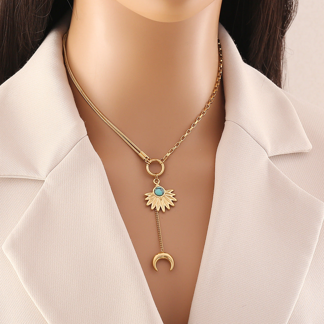 Collana da Donna Minimalista con Ciondolo a Forma di Occhio, Catena a Serpente in Acciaio Inossidabile e Dettagli Smaltati