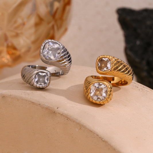 Anillo Minimalista Geométrico de Acero Inoxidable con Baño de Oro de 18K y Textura de Doble Circonia para Mujer