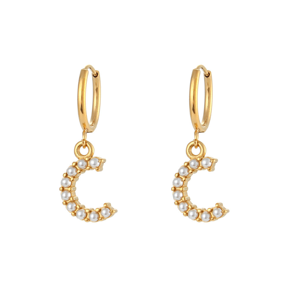 Orecchini a perno a forma di lettera dal design minimalista per donna in acciaio inossidabile con placcatura in oro 18 carati e dettagli in perle