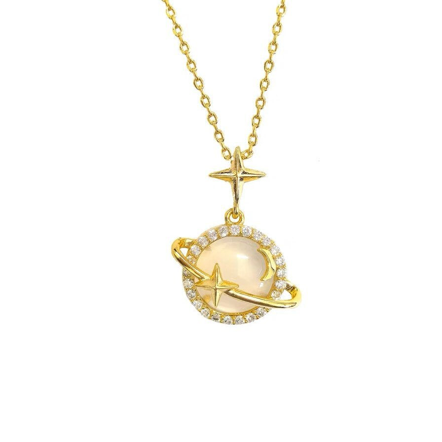 Collana con Ciondolo a Pianeta Minimalista in Acciaio al Titanio con Occhio di Gatto in Rame Placcato Oro e Accenti di Zirconi su Catena a O per Donna