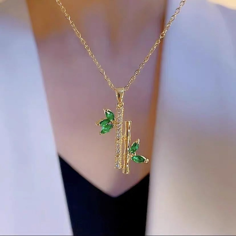 Collana minimalista con ciondolo a bambù verde in acciaio al titanio placcato oro 18 carati con catena a maglie forzatina in zirconi da donna