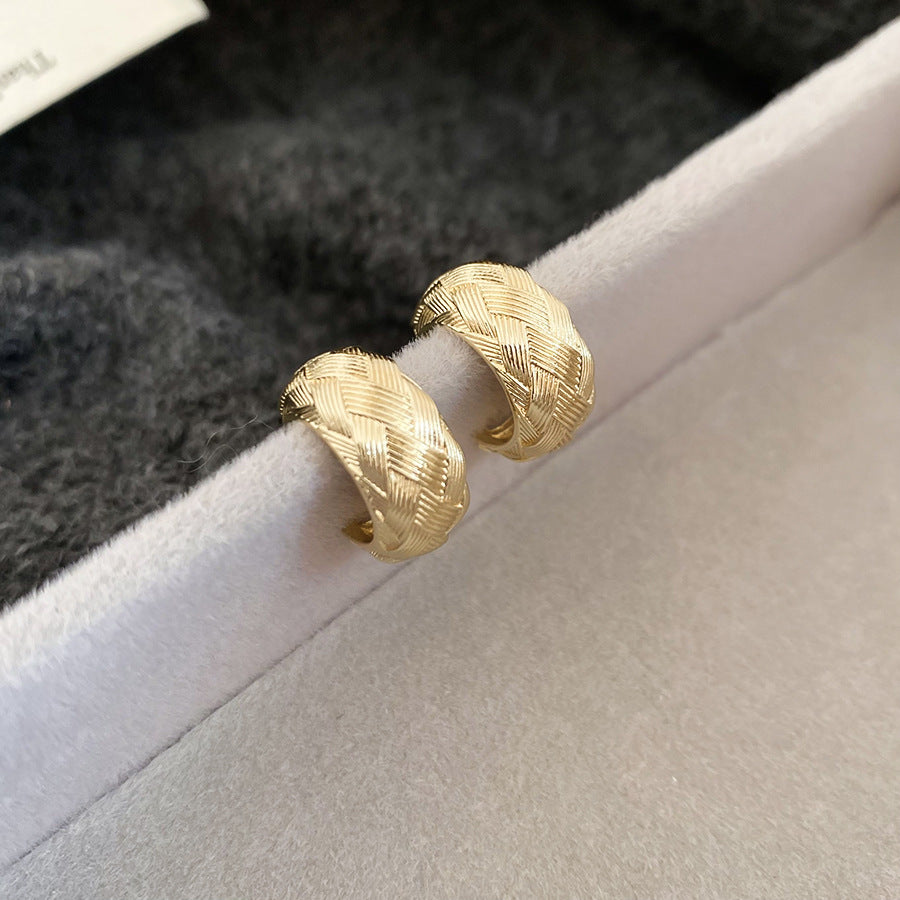 Pendientes minimalistas de metal con forma de C geométrica y acabado electrochapado para mujer