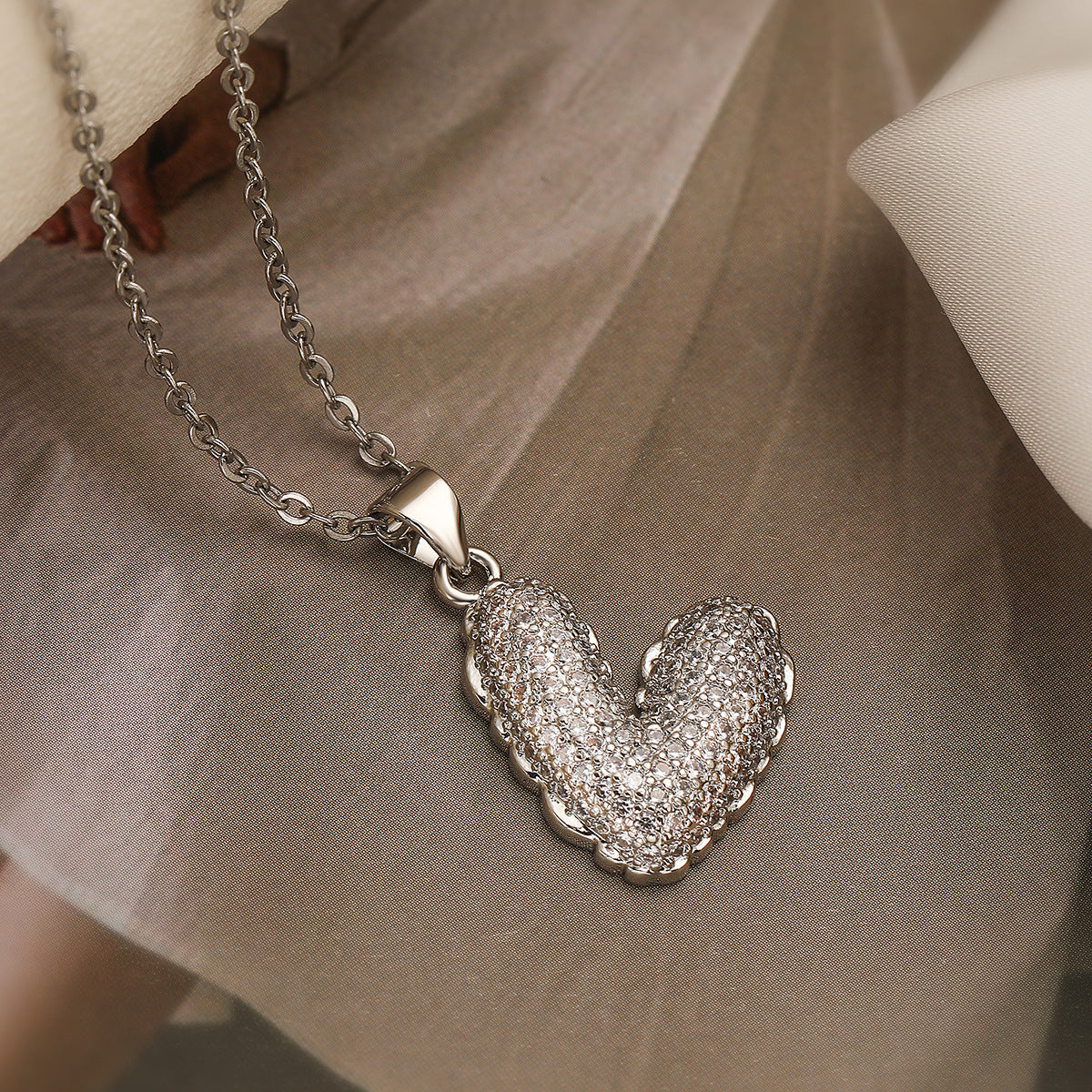 Elegant Minimalist Heart-Shaped Copper Pendant Necklace with 18K Gold Plating and Zircon for Women