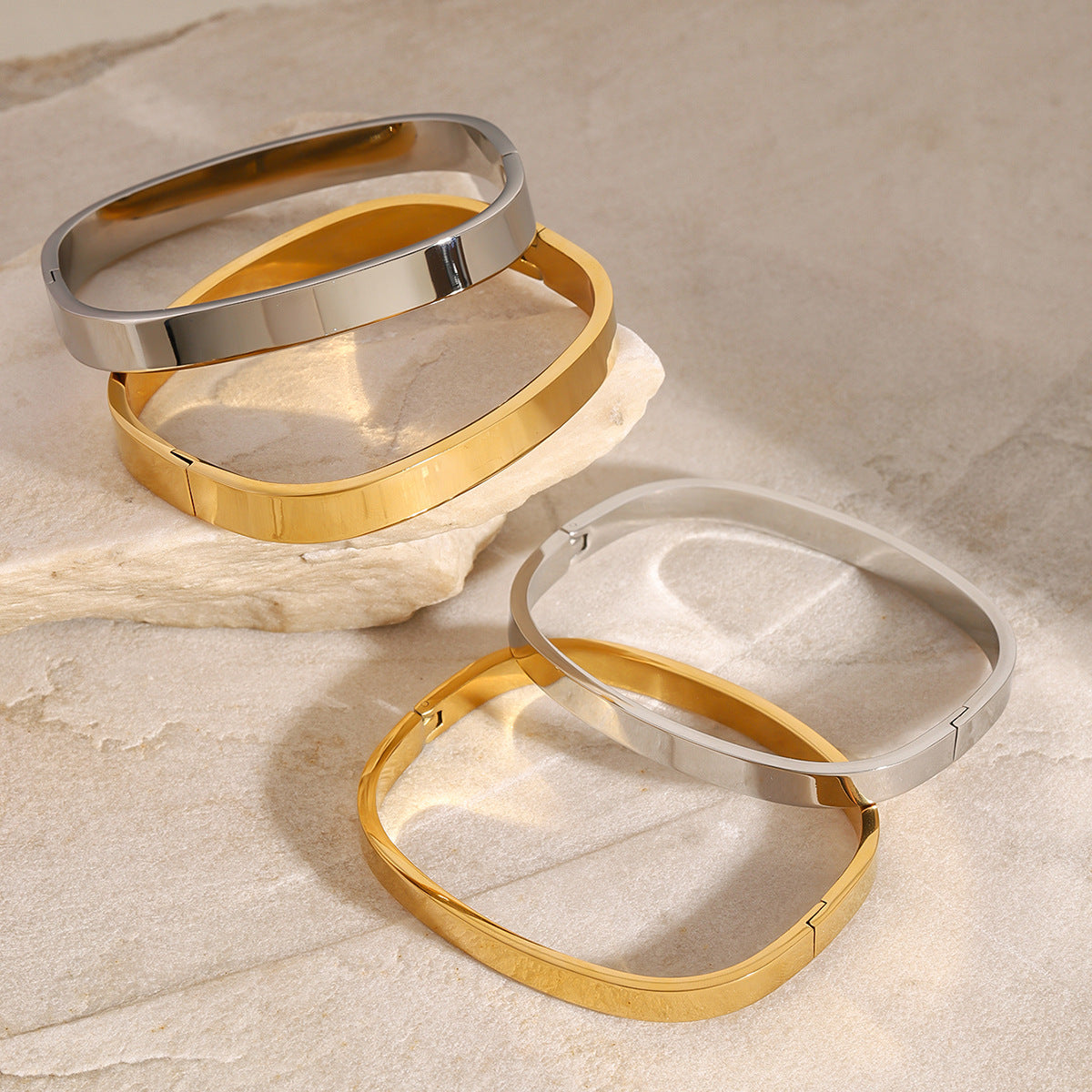 Bracciale a Polsino Minimalista Quadrato in Acciaio Inossidabile con Finitura Placcata per Uomo e Donna