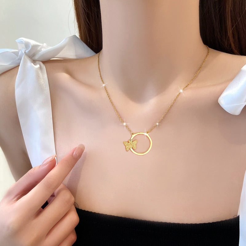 Collana con ciondolo a farfalla geometrica minimalista da donna in acciaio al titanio placcato oro con delicata catena per clavicola