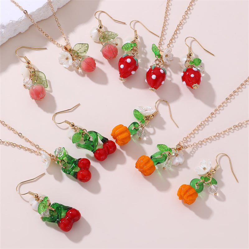 Bonito collar de clavícula con colgante en forma de fruta para niñas con diseño de lazo, material de resina, acabado esmaltado y cadena de cuentas redondas.