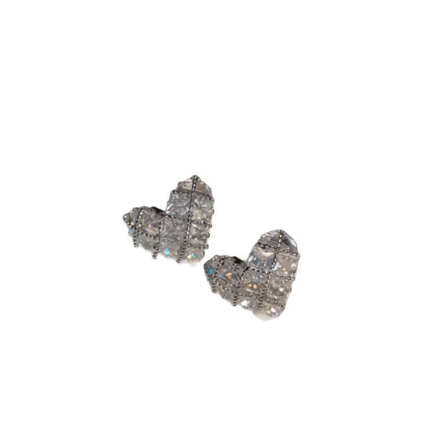 Elegantes pendientes de plata con baño de oro y circonitas en forma de corazón para mujer con estilo minimalista de lujo