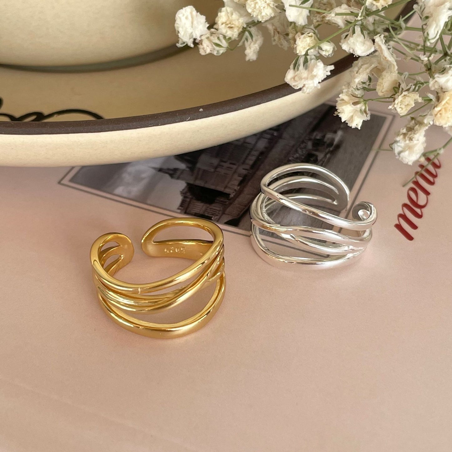 Anillo de plata minimalista con línea irregular para mujer con detalle de nudo en plata de ley 925