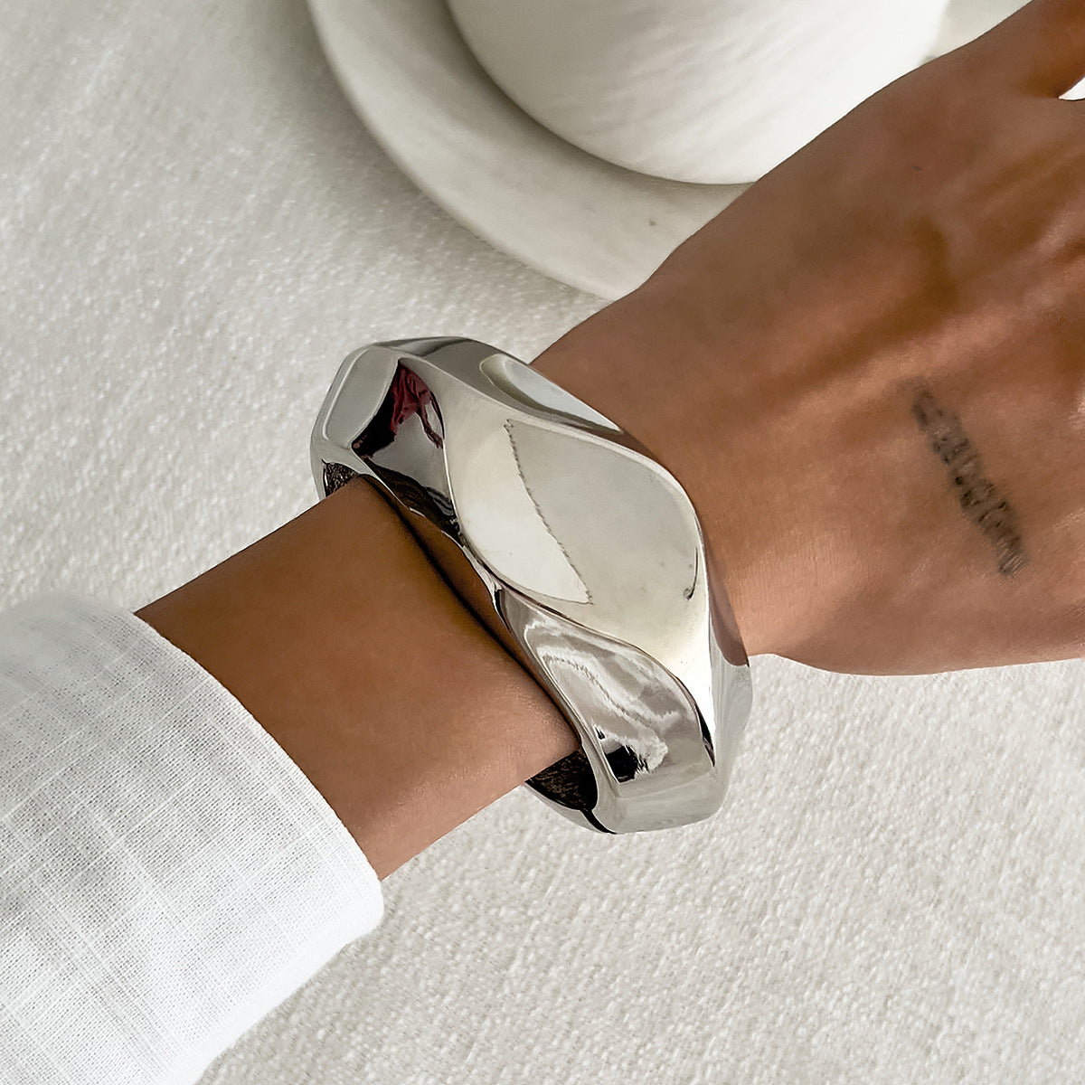 Pulsera Geométrica Atrevida de Aleación con Facetas para Mujer con Acabado Chapado Diseño Apilable Irregular
