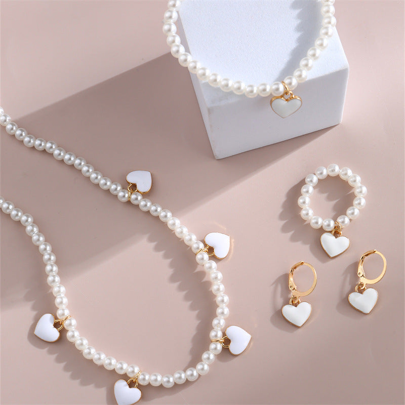Collana per Bambini Minimalista a Cuore con Perle di Resina, Ciondolo in Lega e Finitura Smaltata