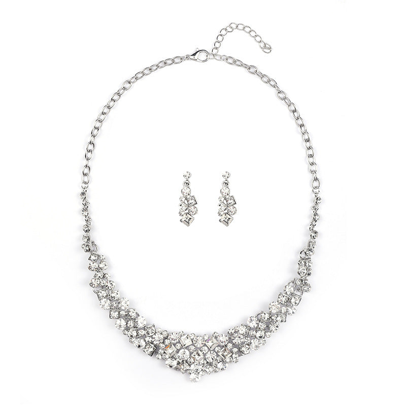 Sweet-Edgy Geometric Pendant Necklace for Women Alloy Chain with Plated Finish Short Statement Jewelry for Spring and Summer