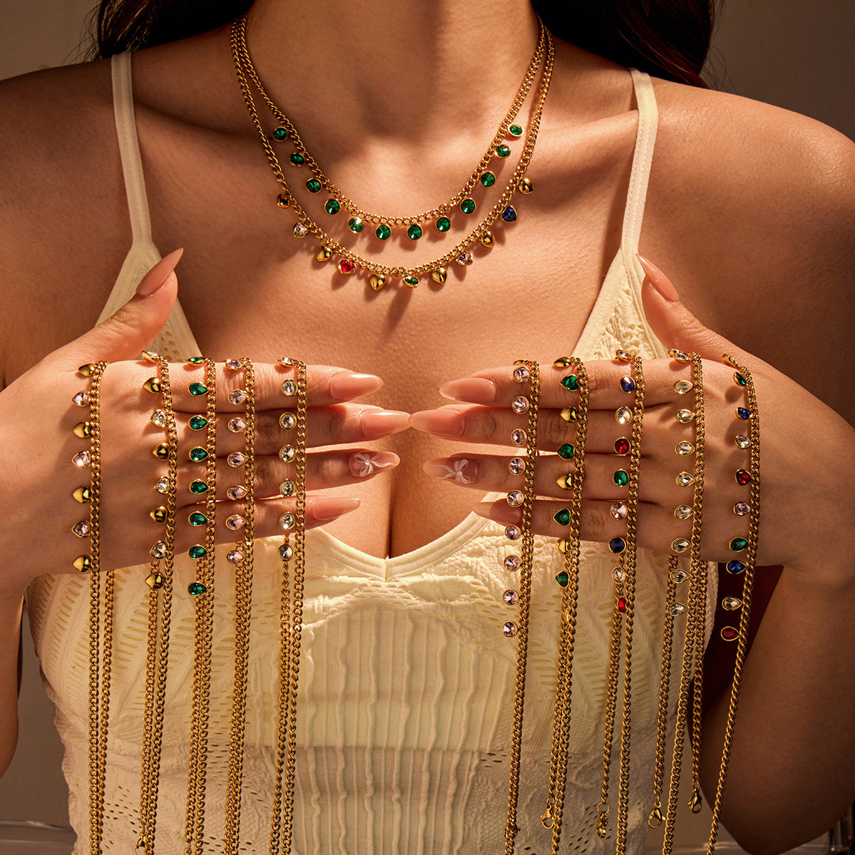 Collana da Donna Minimalista alla Moda con Ciondolo a Nappa in Acciaio Inossidabile, Intarsio di Strass e Finitura Placcata
