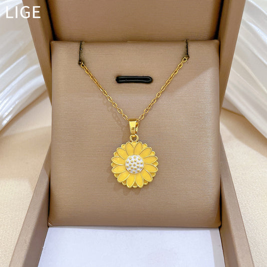 Collana pendente margherita minimalista in acciaio al titanio con finitura smaltata e intarsi di strass da donna