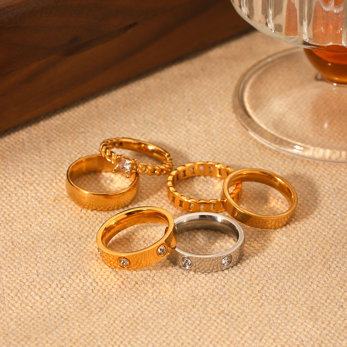 Anello da donna minimalista in acciaio inossidabile placcato oro 18 carati con intarsio di strass