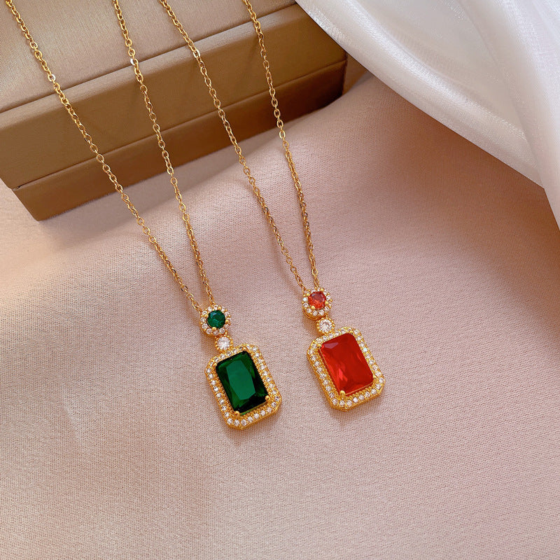 Collar de lujo geométrico de acero titanio con microincrustaciones de diamantes de imitación para mujer con cadena de eslabones retorcidos y delicado acento en la clavícula
