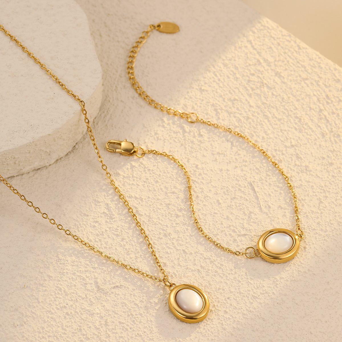 Set Collana e Bracciale in Acciaio Inox con Ciondolo Ovale Minimalista in Abalone Bianco e Finitura Elettroplaccata