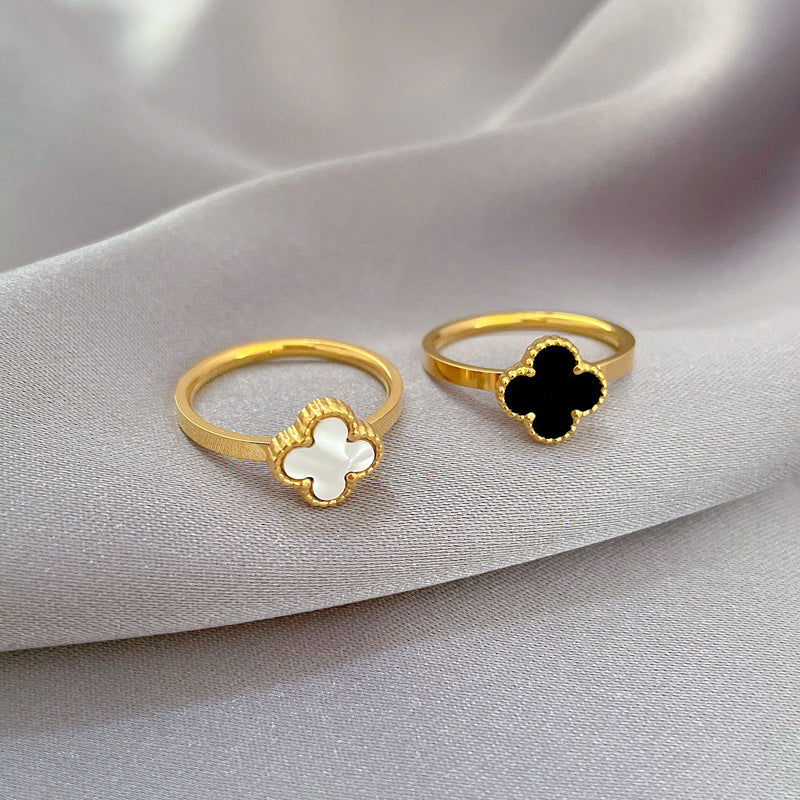 Anello Minimalista in Acciaio al Titanio con Trifoglio Unisex