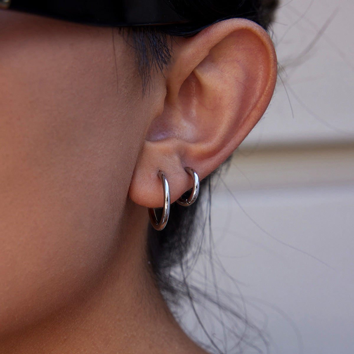 Orecchini a Cerchio Minimalisti Geometrici da Donna in Acciaio Inossidabile con Finitura Placcata e Ganci in Acciaio al Titanio Ipoallergenici