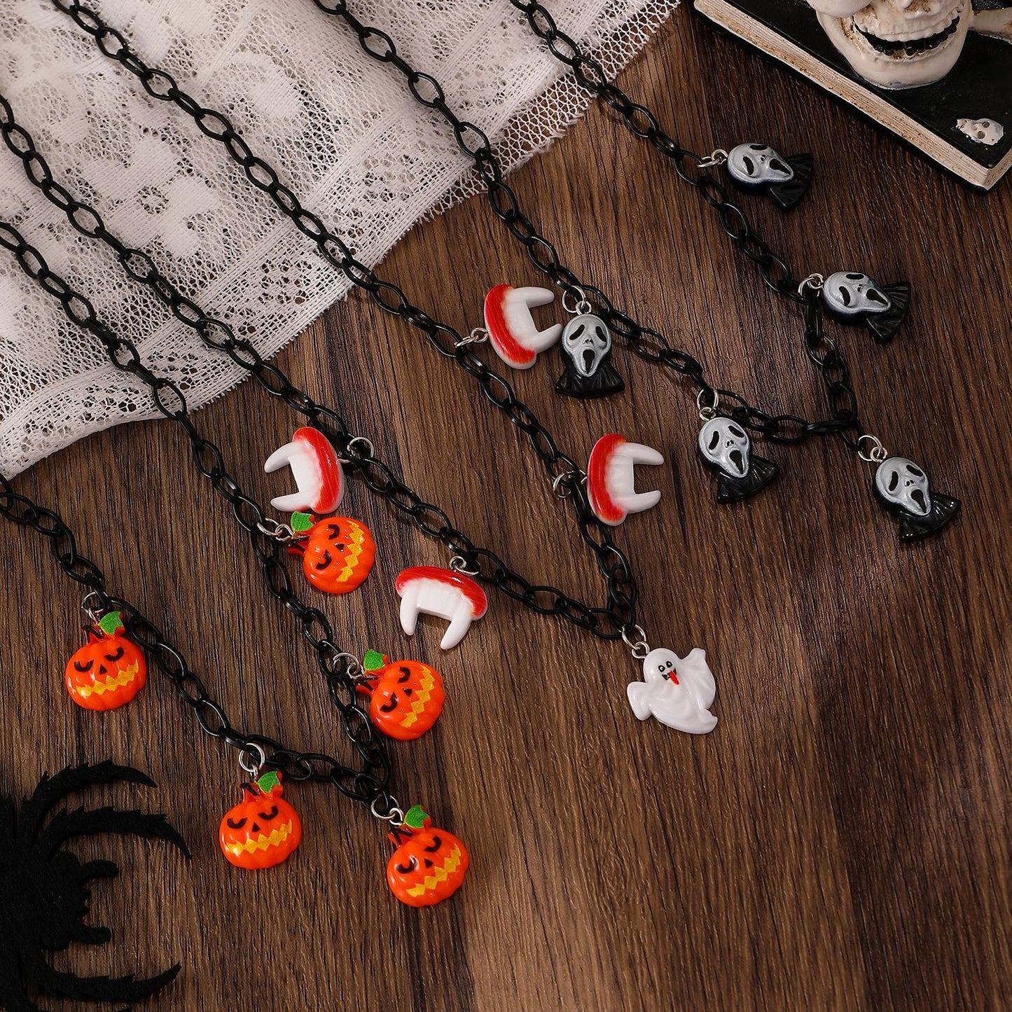 Collana in resina con fantasmino zucca a tema Halloween con finitura placcata, unisex