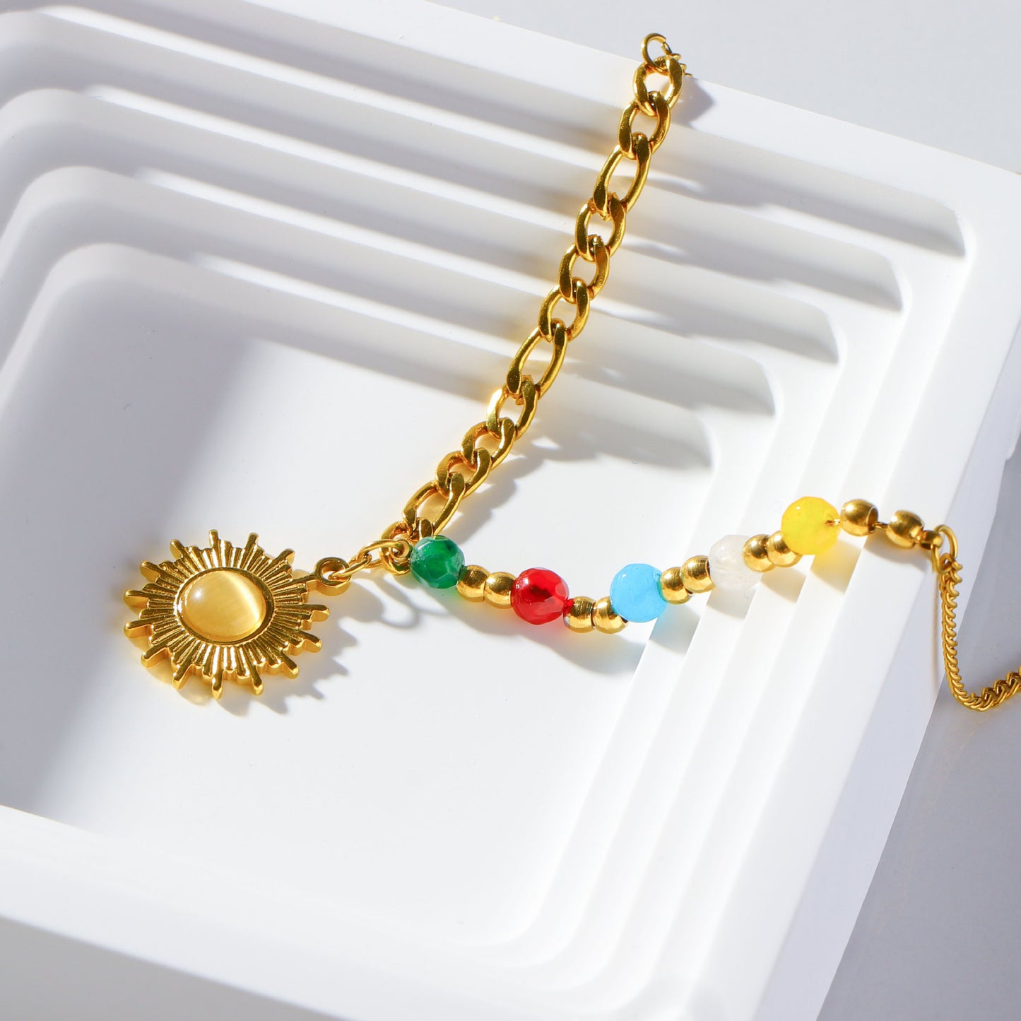 Collana pendente minimalista a forma di sole da donna in acciaio al titanio con placcatura in oro 18 carati e intarsio in pietra occhio di gatto