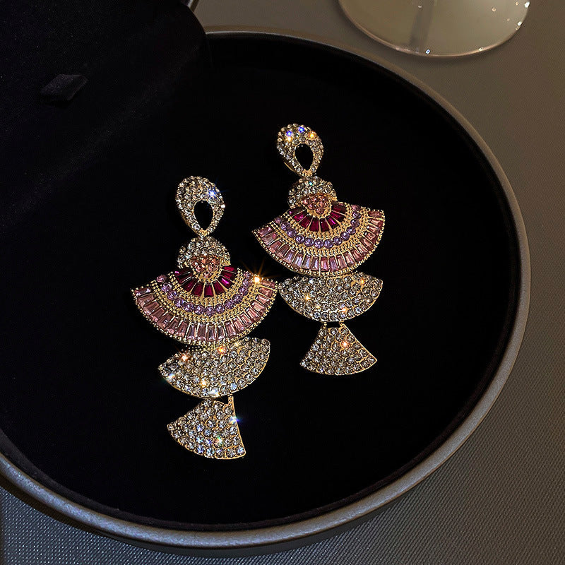 Orecchini pendenti con nappe geometriche minimaliste con intarsi di strass in rame placcato e perni in argento sterling 925 da donna