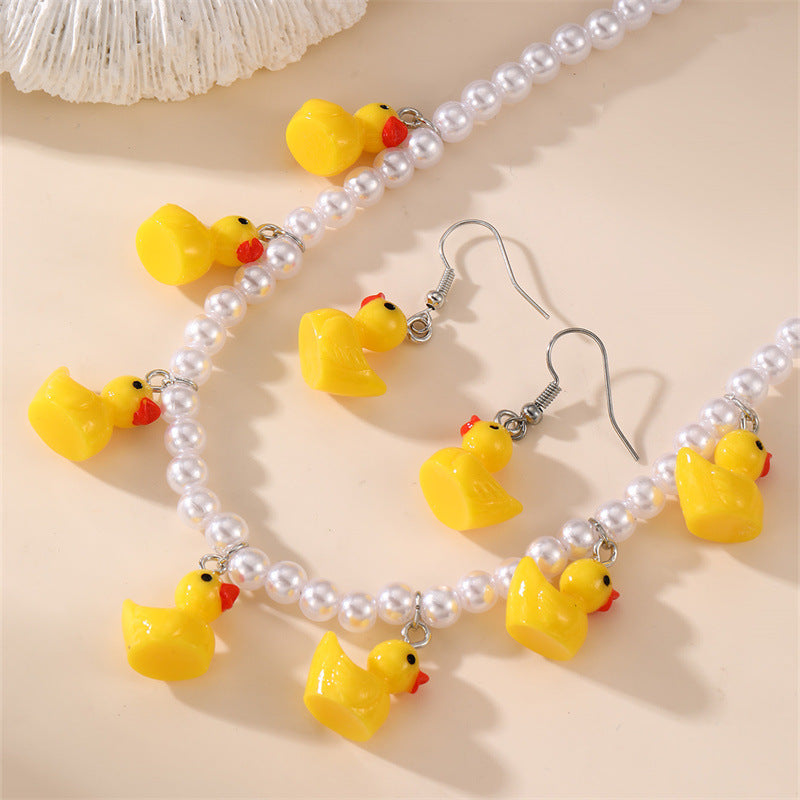Collar con colgante de pato amarillo minimalista para niñas con dije de resina y cuentas de perlas en cadena de bolitas