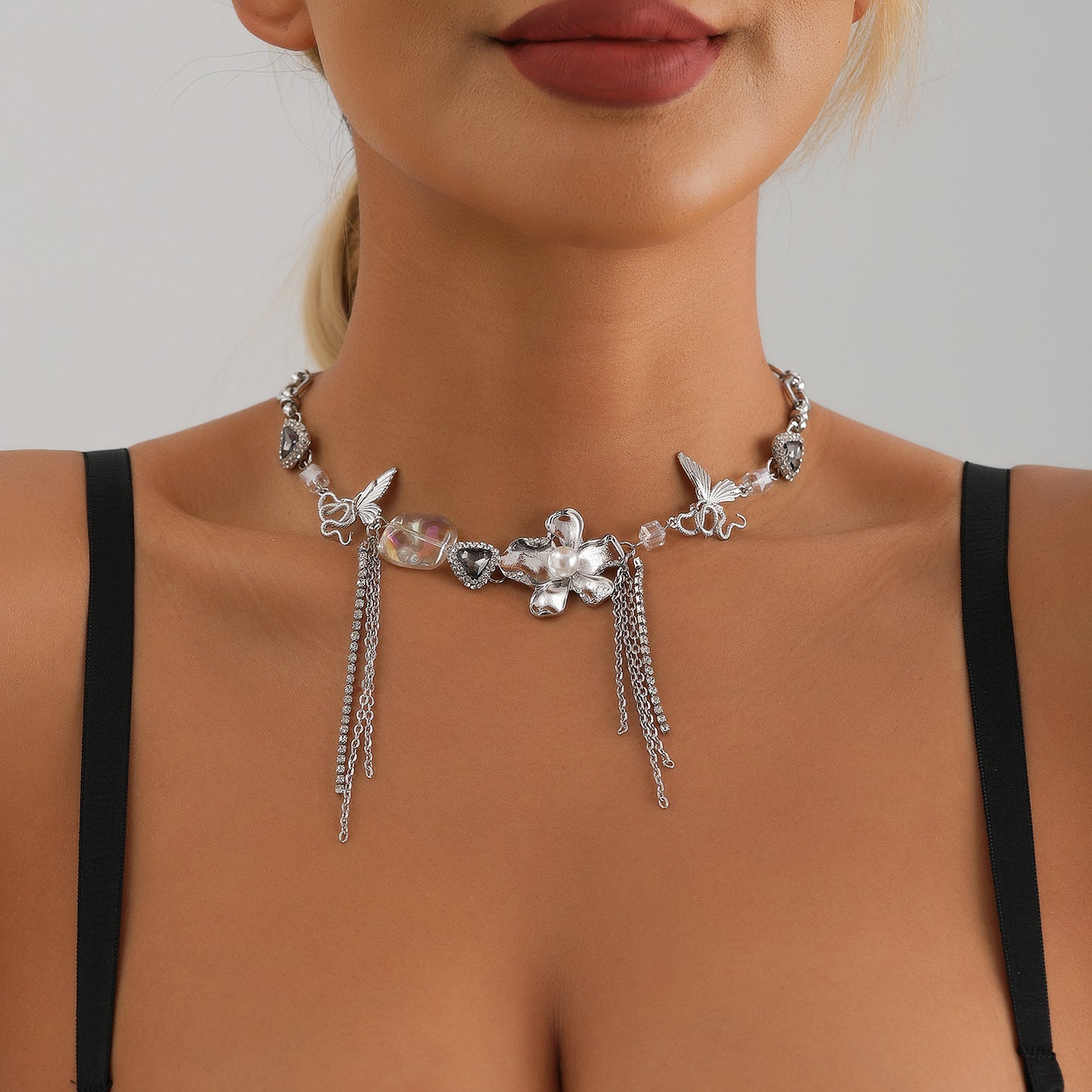 Collar con colgante de aleación con forma de mariposa, con perlas y detalles florales, flecos superpuestos, acabado galvanizado, delicada cadena para la clavícula para mujer