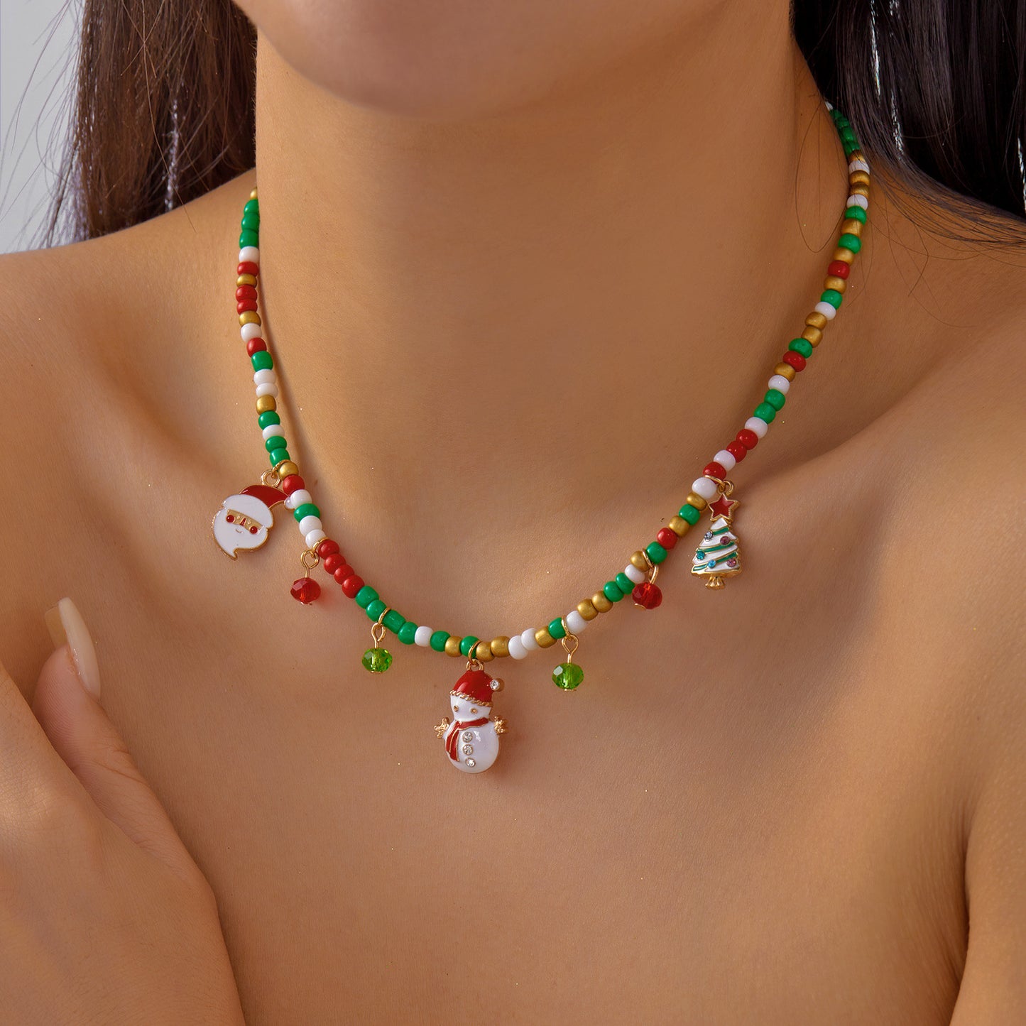Collana in lega a tema natalizio con ciondolo a forma di Babbo Natale, campanella, casa innevata e fiocco di neve in stile festivo