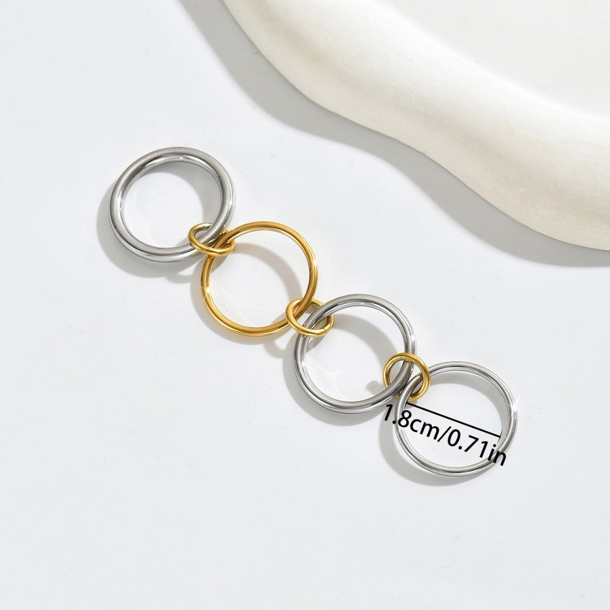 Conjunto de anillos geométricos apilables para mujer en cobre con acabado chapado para un estilo moderno de uso diario