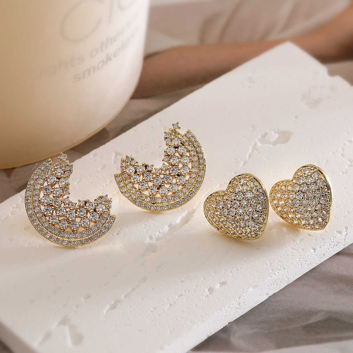 Orecchini da donna minimalisti a cuore geometrico in rame placcato oro 18K con intarsio di zirconi