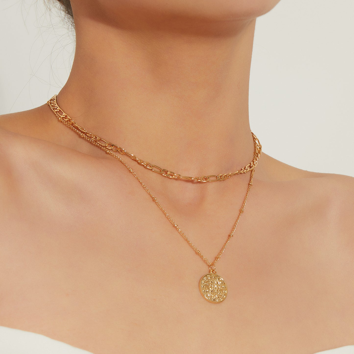 Elegante Collar con Colgante de Cruz para Mujer con Diseño Geométrico, Fabricación en Aleación, Acabado Galvanizado, Delicada Cadena Doble