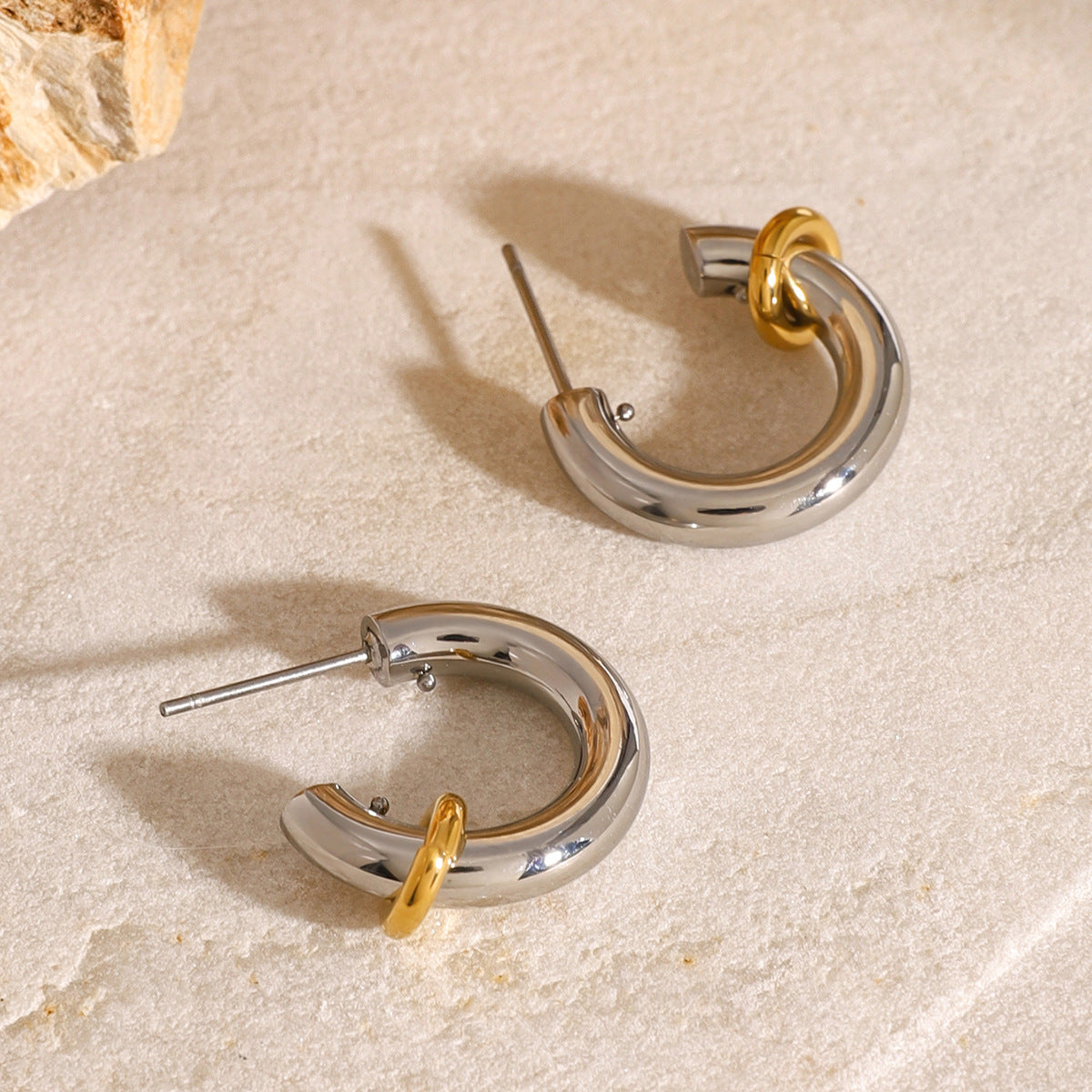 Pendientes Minimalistas de Acero Inoxidable con Letra C y Baño de Oro de 18K para Mujer
