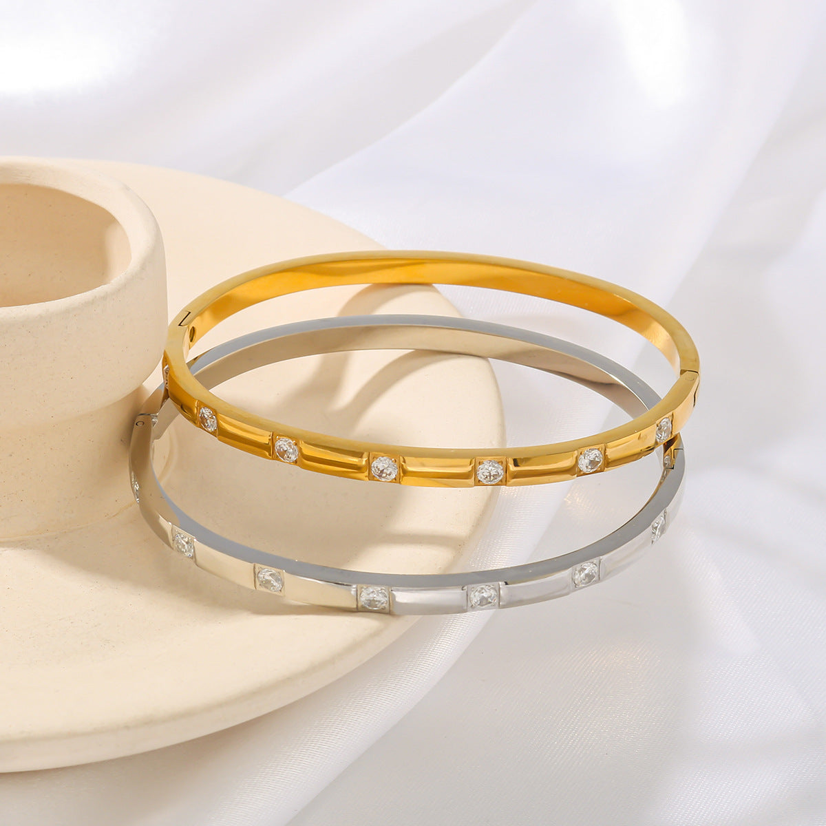 Fashionable 18K Gold Plated Stainless Steel Bracelet with White Round Zircon Irregular Design for Women