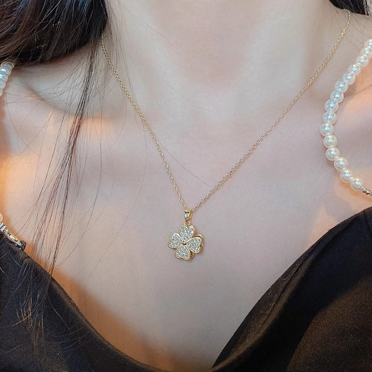 Collana con Pendente Girevole a Quadrifoglio in Acciaio al Titanio con Strass Micro-Pavé, Catena a O, Design Geometrico Minimalista Unisex