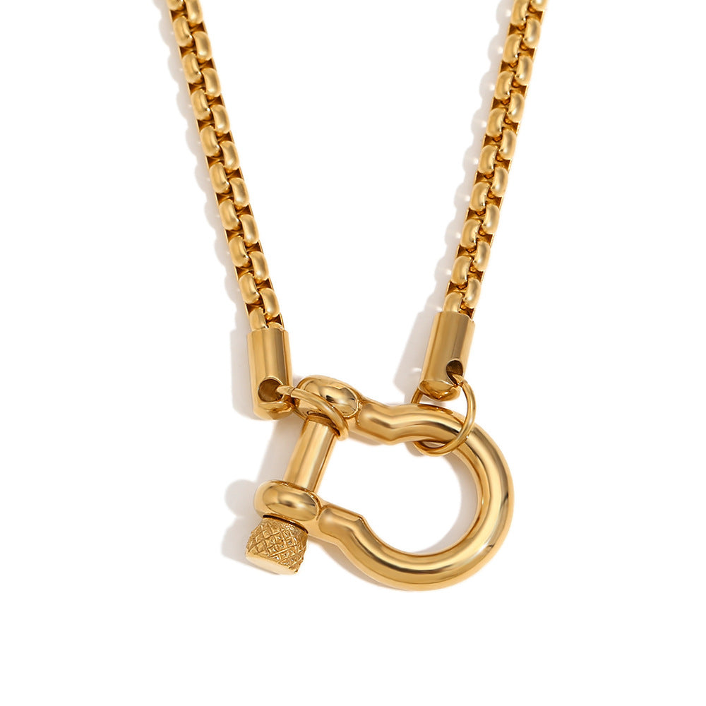 Elegante Collana con Pendente Geometrico in Acciaio Inossidabile, Placcatura in Oro 18K e Accento di Perla Quadrata, Chiusura a Ferro di Cavallo, da Donna