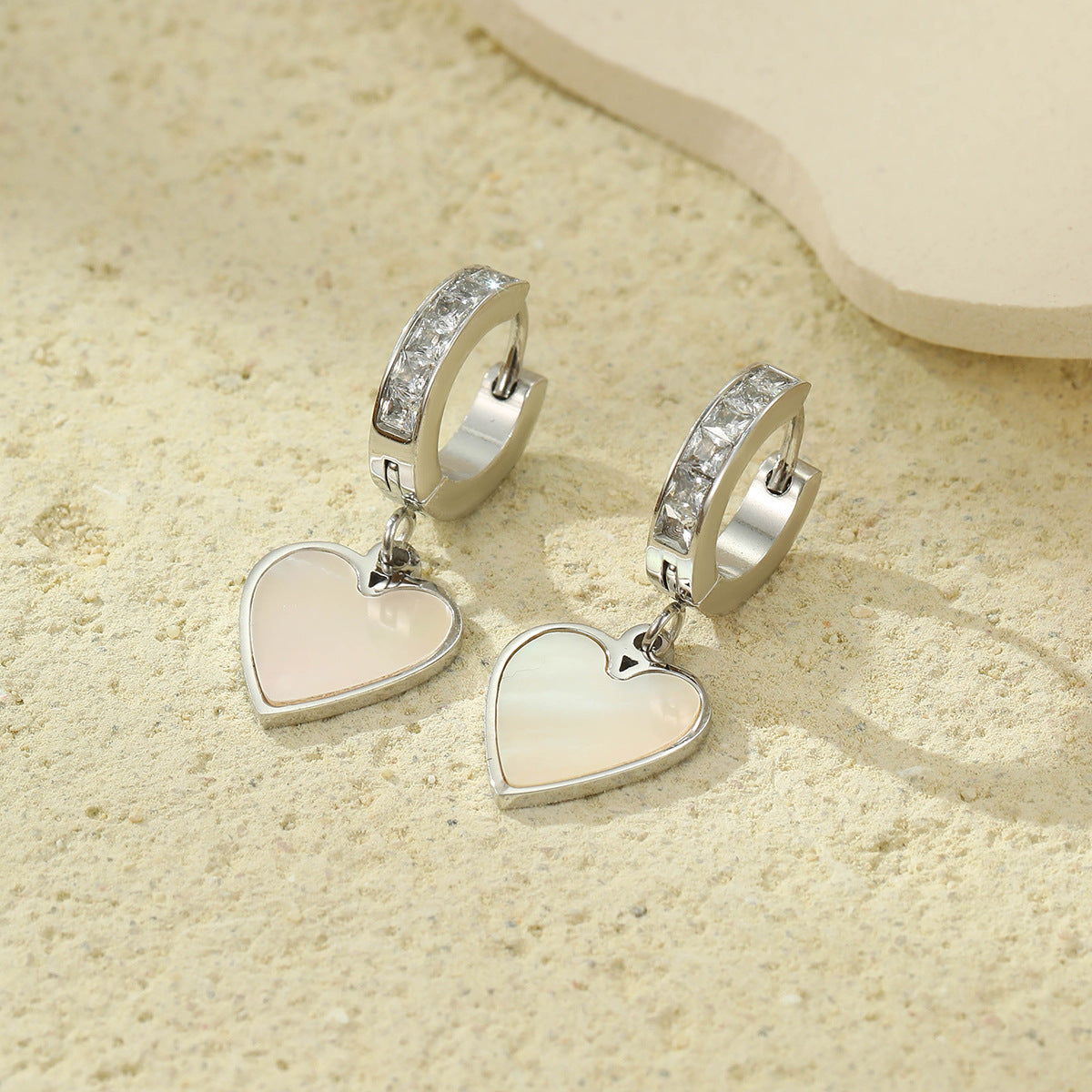 Orecchini da donna in acciaio al titanio a forma di cuore, stile vintage, con intarsio in zircone e placcatura in oro