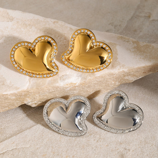 Orecchini asimmetrici a forma di cuore in stile Instagram in acciaio inossidabile placcato oro 18 carati con intarsio di strass bianchi