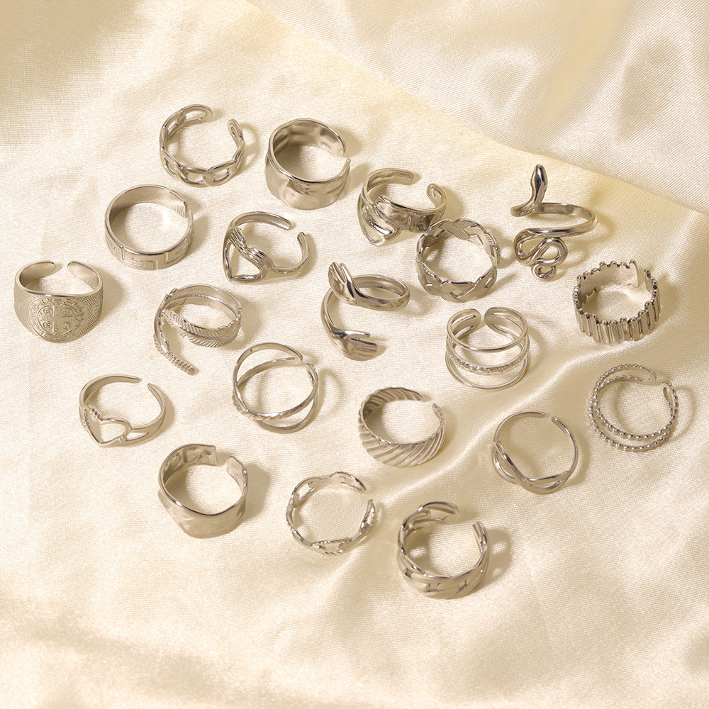 Anello da donna in acciaio inossidabile geometrico a forma di cuore, minimalista, con finitura placcata e design ispirato a una catena