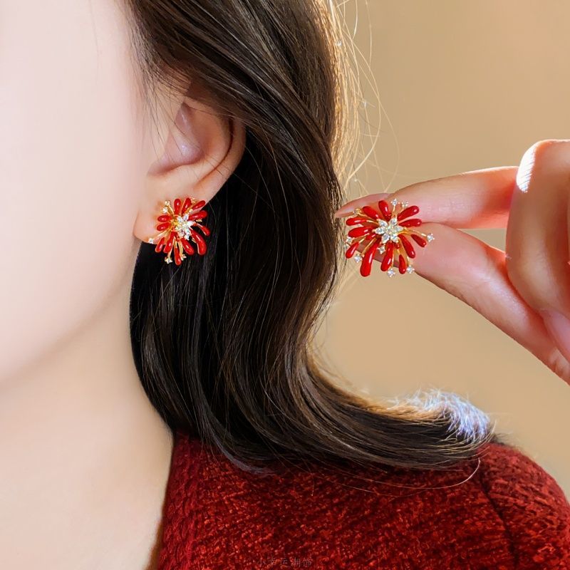 Pendientes de tuerca de aleación con forma de flor de lujo estilo retro de Hong Kong con acabado esmaltado y postes de acero inoxidable para mujer