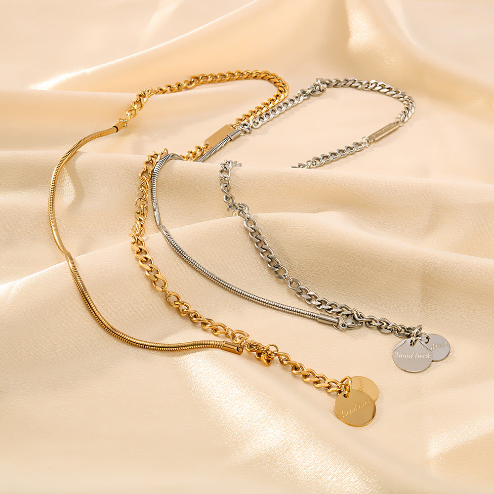 Collana Minimalista a Catena Serpentina Cubana con Ciondolo Rotondo Inciso, Corpo in Acciaio Inossidabile, Ciondolo in Acciaio al Titanio Placcato Oro 18K, Dettagli Floreali e Geometrici, Gioielli da Donna