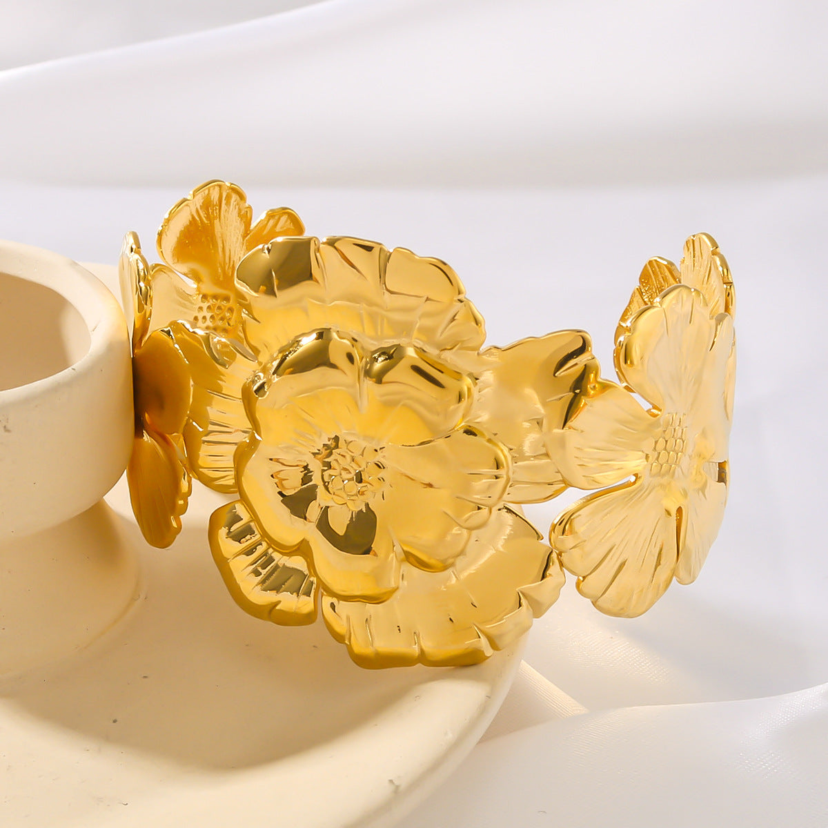 Bracciale rigido aperto da donna in acciaio al titanio a forma di fiore con placcatura in oro 18 carati, lucidissimo e scintillante