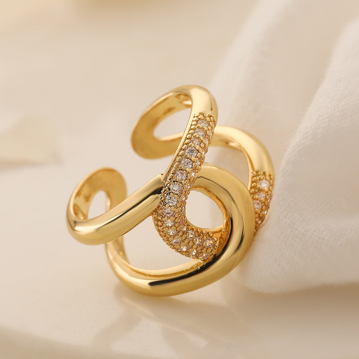 Anillo de cobre con forma de lazo geométrico chapado en oro de 18 quilates e incrustaciones de circonitas para mujer