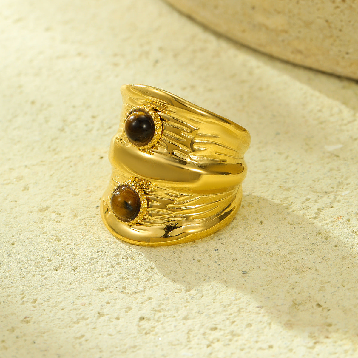 Anillo minimalista ajustable de banda ancha de acero inoxidable texturizado con dos piedras de ojo de tigre