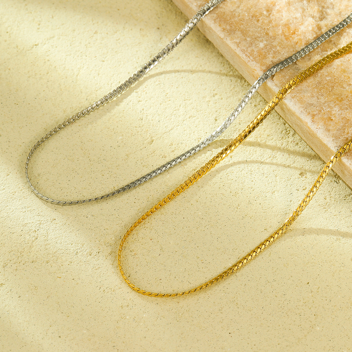 Collana Minimalista in Acciaio Inossidabile con Finitura Placcata per Uomo e Donna